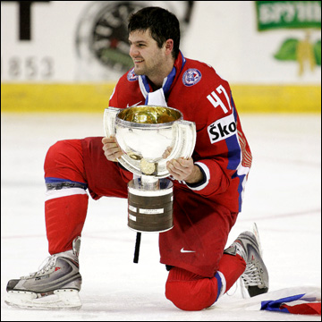 Александр Радулов с Кубком чемпионов ИИХФ. Квебек, 2008 год.