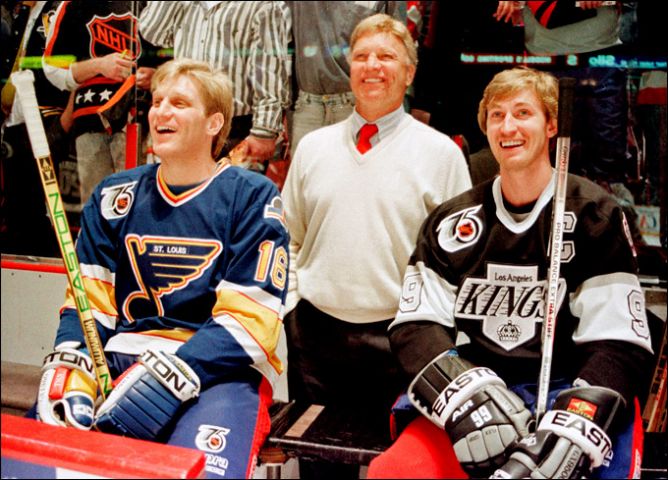 Фрагменты сезона. 17 января 1992 года. Мастер-шоу перед Матчем всех Звезд НХЛ. Слева направо: Бретт Халл, Бобби Халл, Уэйн Гретцки.