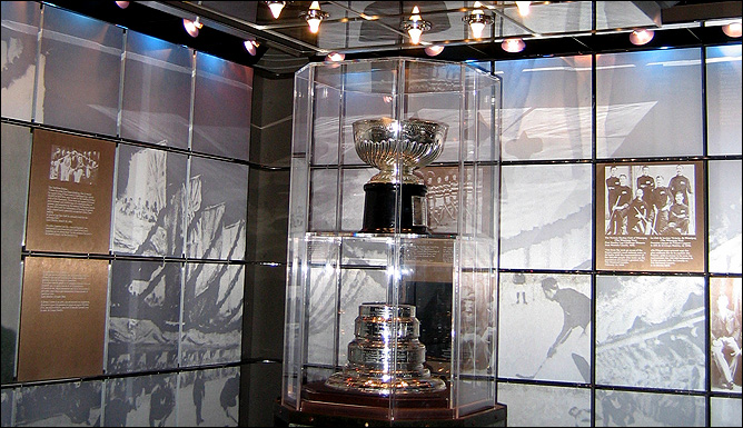 Между прочим, подлинный кубок Стэнли стоит в Зале хоккейной славы в таком виде