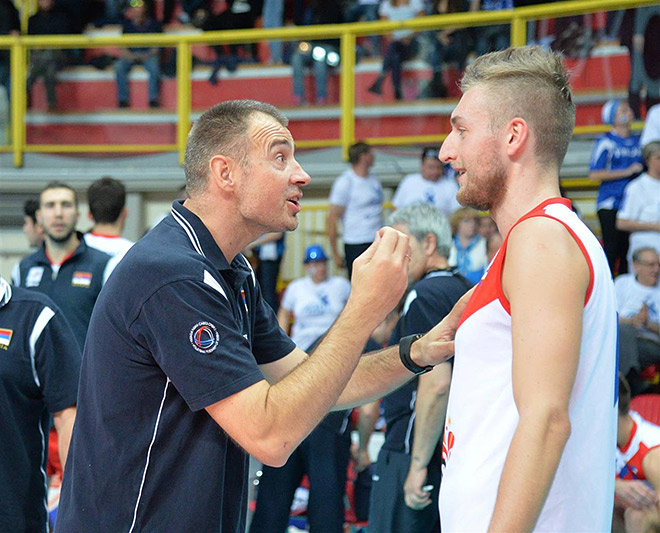 Во время матчей главный тренер Сербии Никола Грбич очень эмоционален