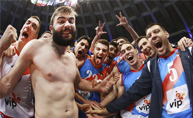 Сборная Сербии празднует выход в финал Мировой лиги