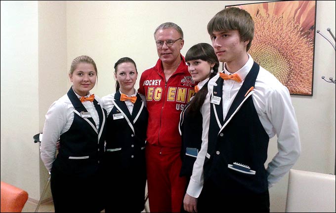 Вячеслав Фетисов с волотнтёрами на XXII Зимних Олимпийских играх в Сочи