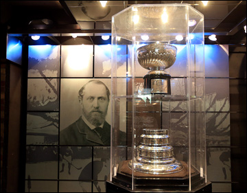 Подлинник Кубка Стэнли никогда не вручается и не покидает пределов Зала хоккейной славы в Торонто