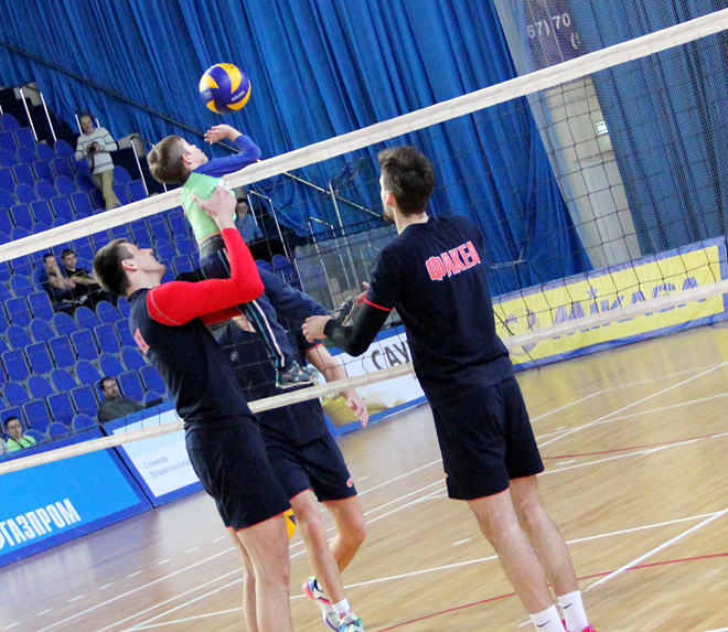 Игроки сборной России Илья Власов и Егор Клюка во время акции «Ещё один день волейбола&quot;