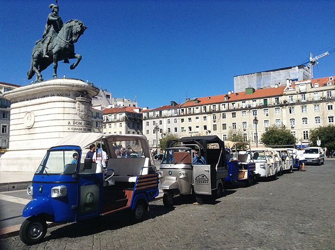 Компактные и очень забавные машинки под названием «тук-тук» — самый популярный транспорт для туристов в Лиссабоне