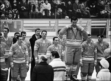 Награждение сборной СССР — чемпиона XI Зимних Олимпийских игр