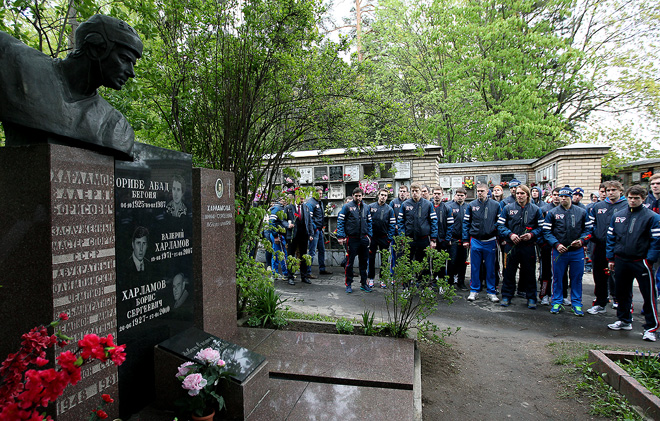 Сборная России на могиле Валерия Харламова
