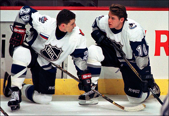 Игорь Кравчук (слева) и Павел Буре на Матче звёзд НХЛ 1998 года