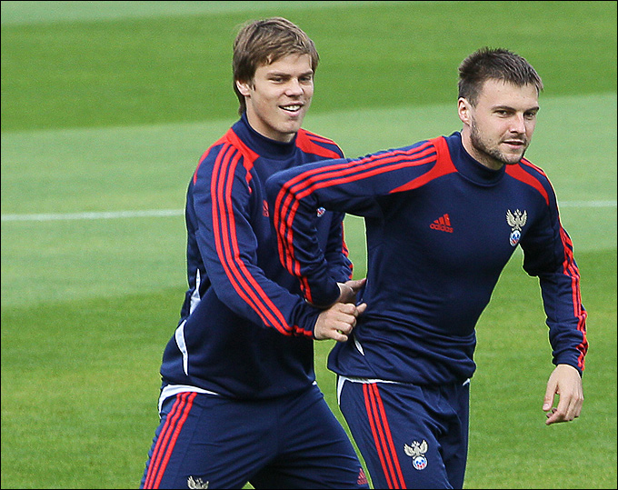 http://img.championat.com/i/article/38/83/1339063883_b_aleksandr-kokorin-na-trenirovke-sbornoj-rossii.jpg