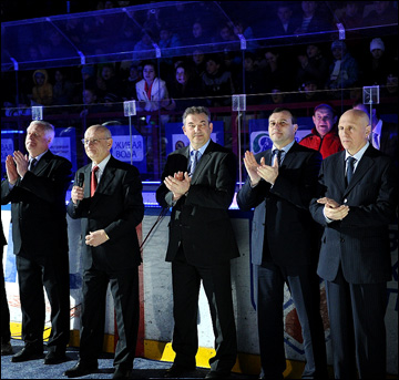 Владислав Третьяк (в центре) на открытии турнира