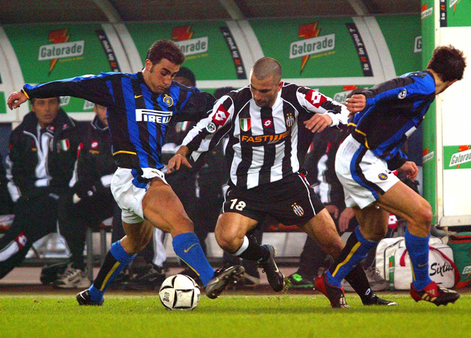 Фабио Каннаваро и Хавьер Санетти пытаются отобрать мяч у Марко Ди Вайо