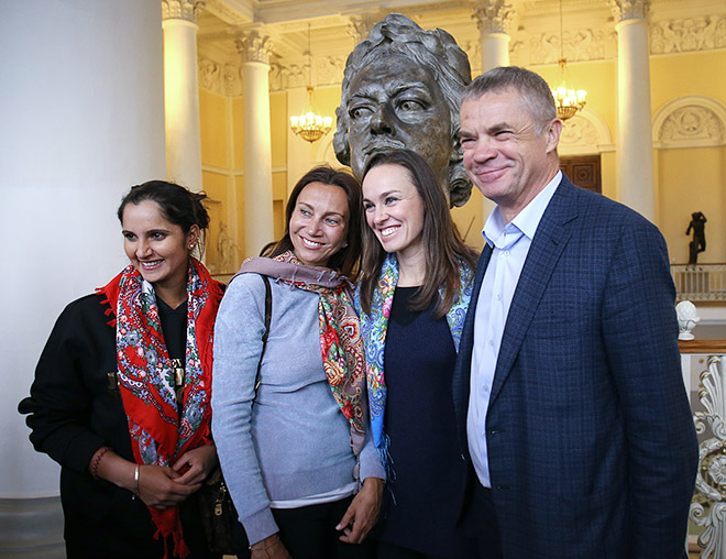 Саня Мирза, Ива Майоли, Мартина Хингис и Александр Медведев Саня Мирза, Ива Майоли, Мартина Хингис и Александр Медведев