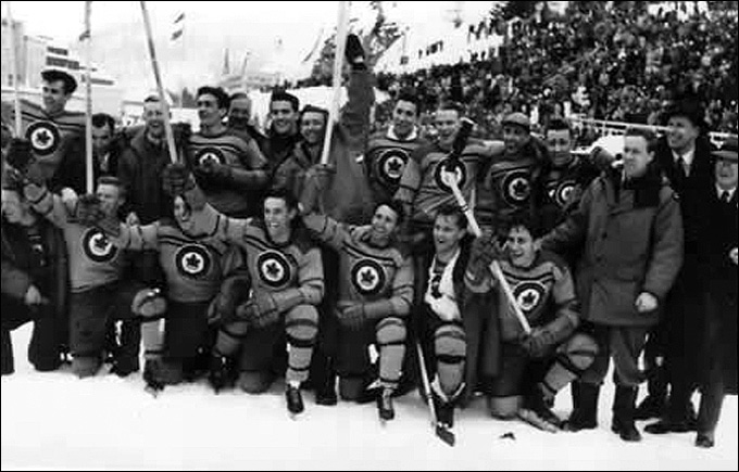 Сборная Канады — Олимпийские чемпионы 1948 года. Крайний справа — Джордж Дадли