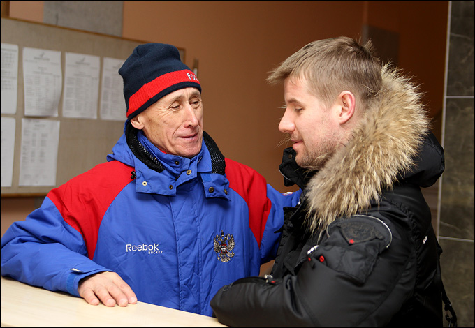 Александр Рязанцев (справа): последние наставления работников новогорской базы.