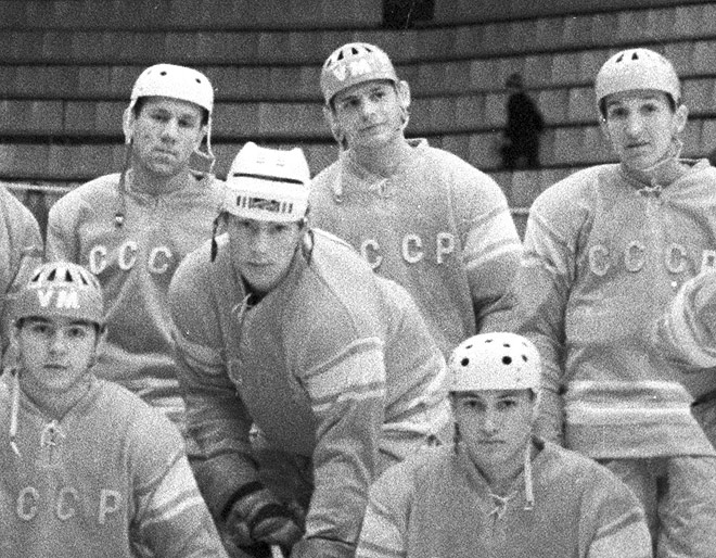 Вячеслав Солодухин (в верхнем ряду, в центре) Вячеслав Солодухин (в верхнем ряду, в центре)
