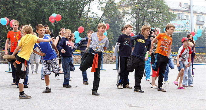 Хоккеисты "Сибири” провели зарядку для воспитанников детского дома