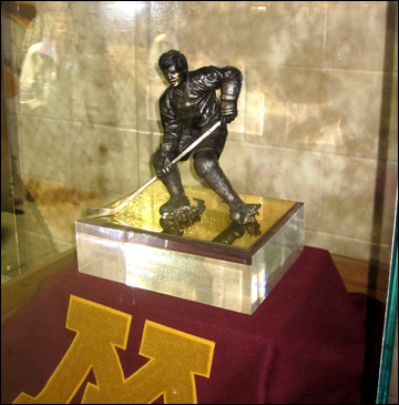 "Хоби Бейкер Эвард" — приз, вручаемый с 1981 года лучшему хоккеисту университетского хоккея