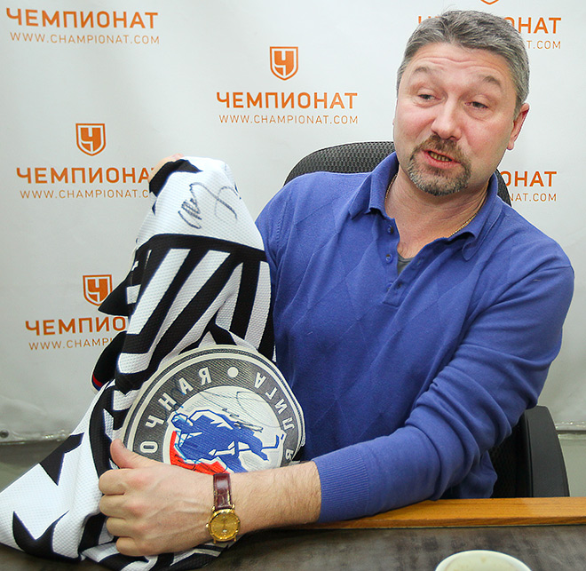 Александр Черенков демонстрирует майку с автографами Владимира Путина и Сергея Шойгу