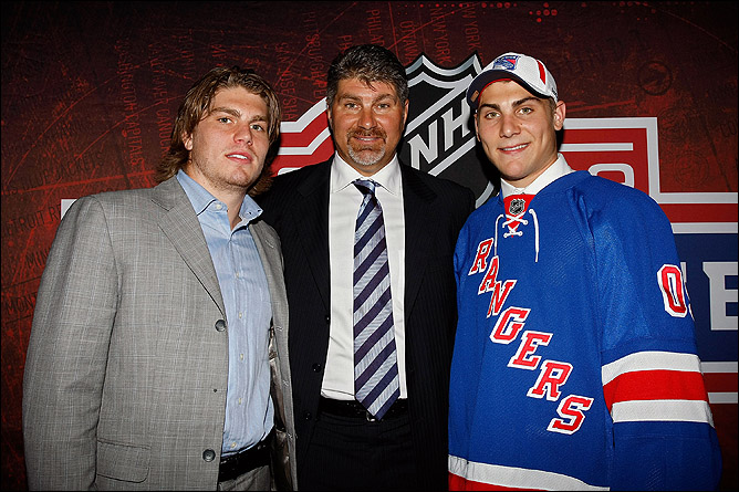 Рэй Бурк с сыновьями Крисом (слева) и Райаном (справа) на драфте НХЛ 2009 года