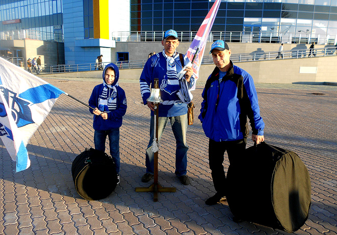 Владивостокские болельщики: на хоккей — с рындой и барабанами