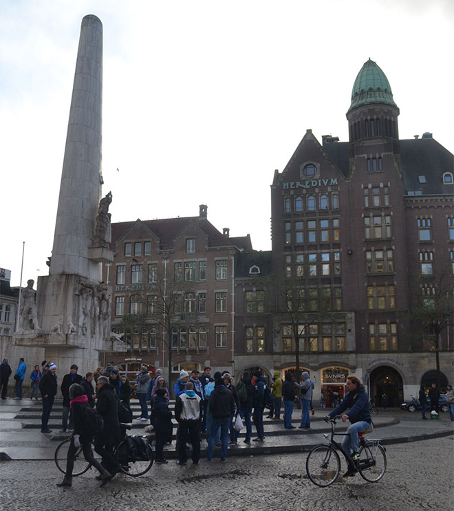 В день матча значительная часть динамовских «амстердамцев» собралась на центральной площади Дам