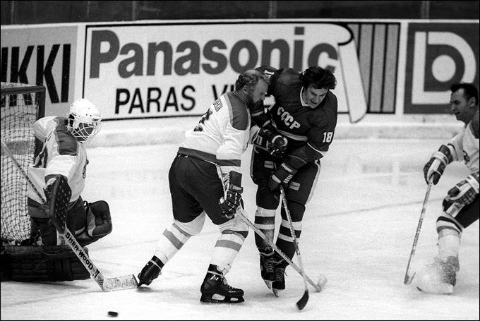 Юрий Блинов в матче ветеранских сборных СССР и Канады. 1984 год
