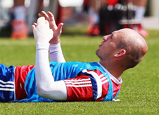 Роббен: когда доставал мяч из бассейна, меня укусил крокодил