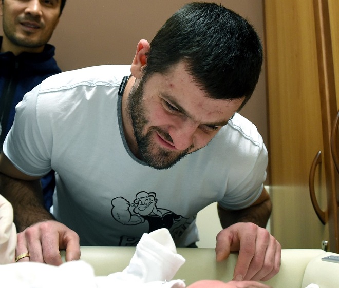 Александр Радулов смотрит на сына Макара