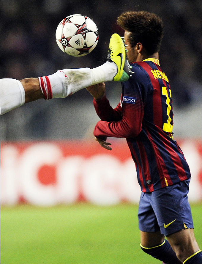 1385531291_b_igrok-ajaksa-zhestko-dejstv