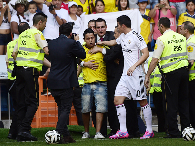 Хамес Родригес не дал в обиду фаната, выбежавшего на поле во время презентации