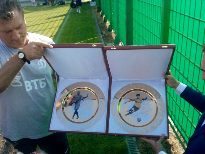 http://img.championat.com/i/news/16/77/1408541677_b_zhirkov-i-berezovskij-poluchili-podarki-ot-dinamo.jpg