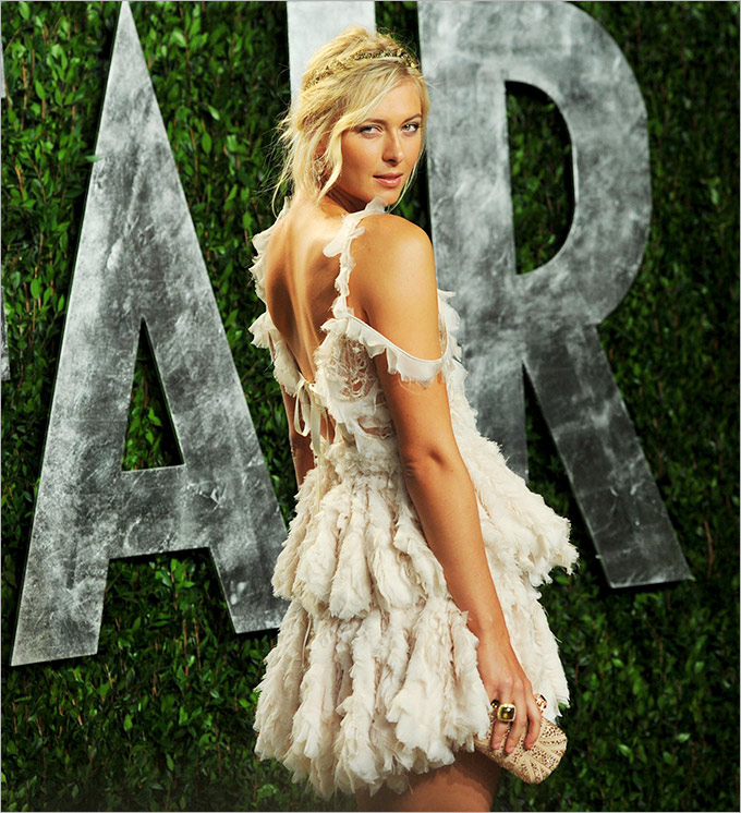 Российская теннисистка Мария Шарапова покорила всех своим невесомым платьем на церемонии "Оскар" в 2012 году.