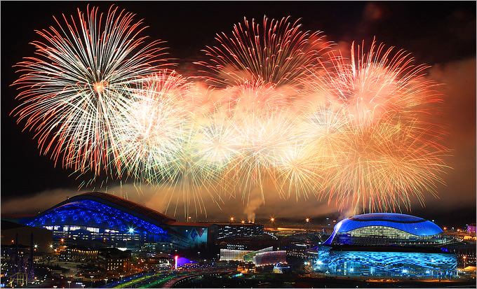 Салют на церемонии закрытия Олимпиады в Сочи (вид снаружи стадиона "Фишт")