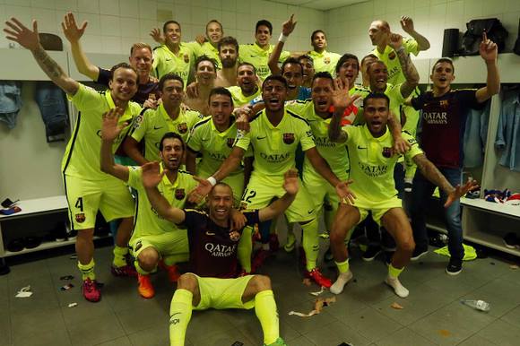 «Барселона» в раздевалке празднует чемпионство