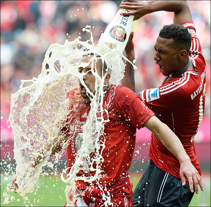 Рибери принимает душ из шампанского в честь 23-го чемпионского титула "Баварии"