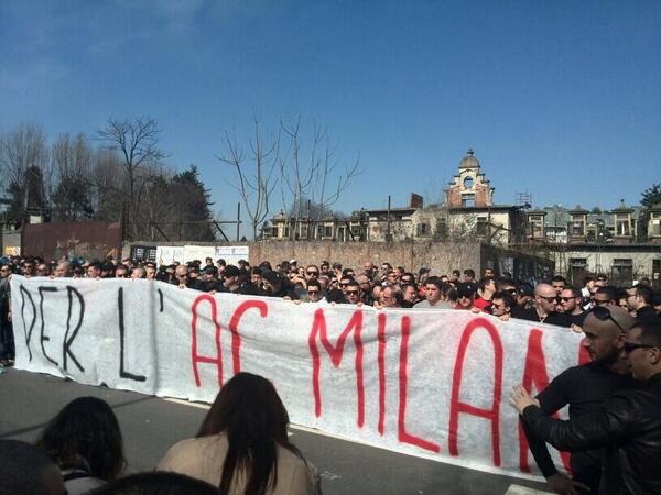 Фанаты "Милана" провели акцию протеста около с "Сан-Сиро"