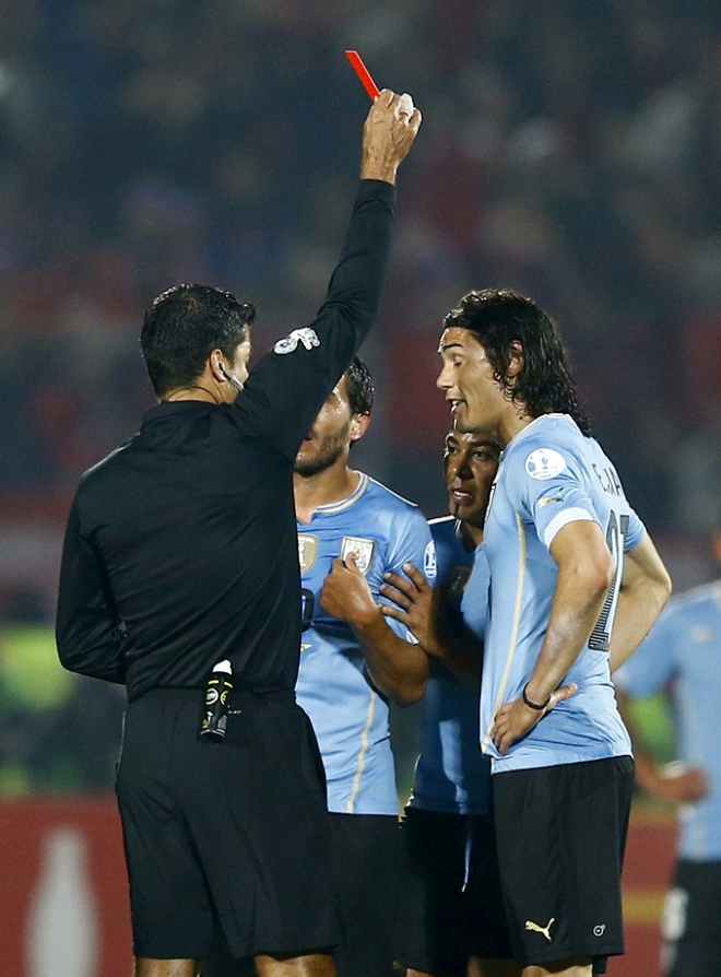 Отстранён арбитр, пропустивший нарушение в матче Чили - Уругвай