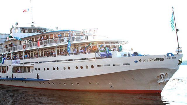 170 болельщиков «Крыльев Советов» отправились на матч с «Рубином» на теплоходе