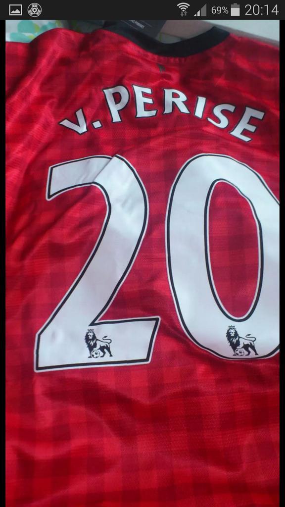 «Манчестер Юнайтед» продавал футболки Фалькао и ван Перси с ошибками в фамилиях