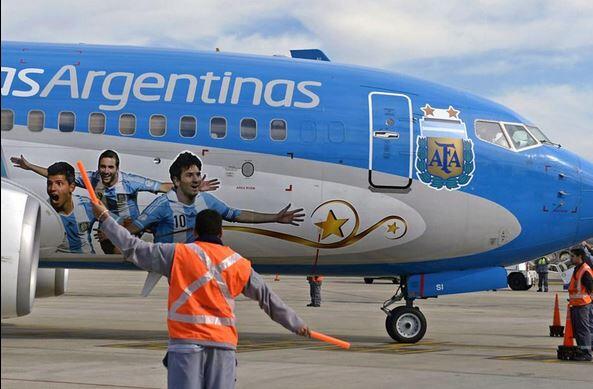 На фюзеляже самолёта сборной Аргентины изображены Месси, Игуаин и Агуэро