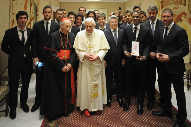 Игроки Атлетико и Папа Римский