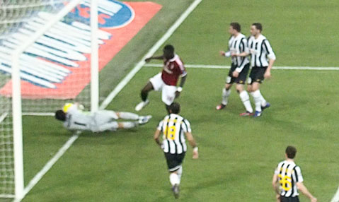 1330238314_b_nezaschitannyj-gol-muntari.jpg