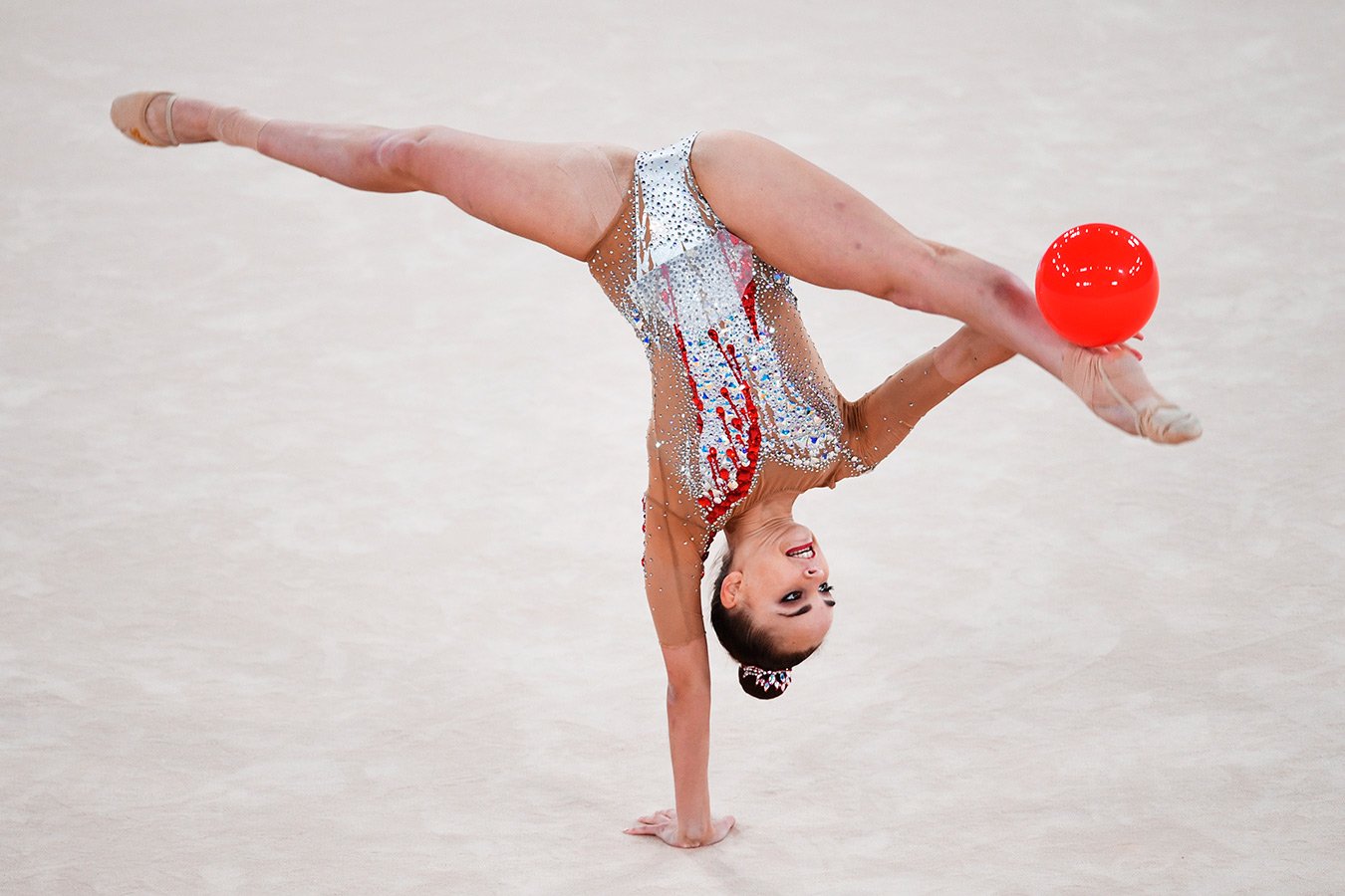 Молодая русская гимнастка Кармен Фокс дала тренеру на полу