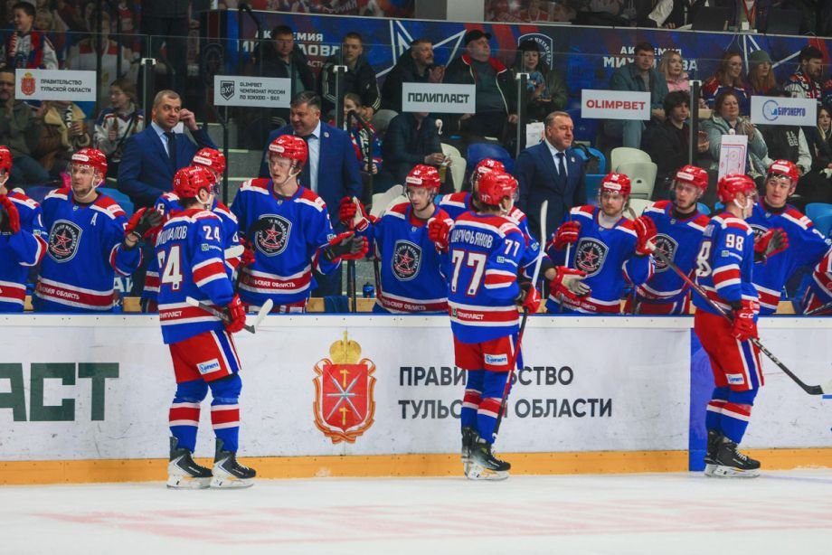 Вадим Епанчинцев и хоккеисты АКМ