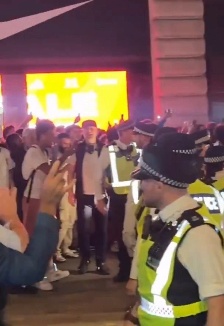 Londonda Argentinanın azarkeşini ingilislərin əlindən polis xilas etdi – FOTO