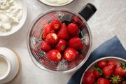 Клубничный смузи: 3 вкусных и освежающих рецепта от шеф-повара