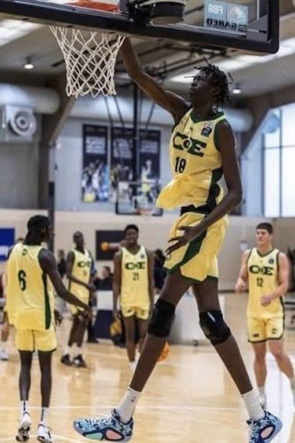 Dünyanın ən uzun basketbolçusunun FOTOSU yayıldı – 18 yaşı var