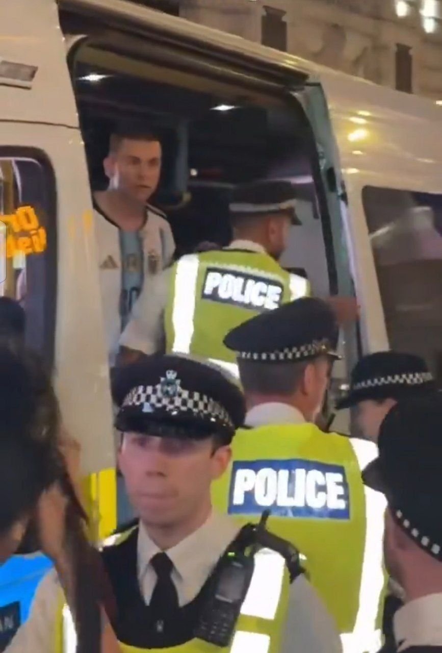 Londonda Argentinanın azarkeşini ingilislərin əlindən polis xilas etdi – FOTO