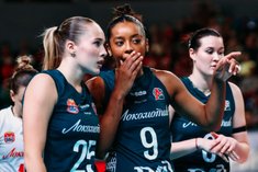 Киси Насименто (справа)