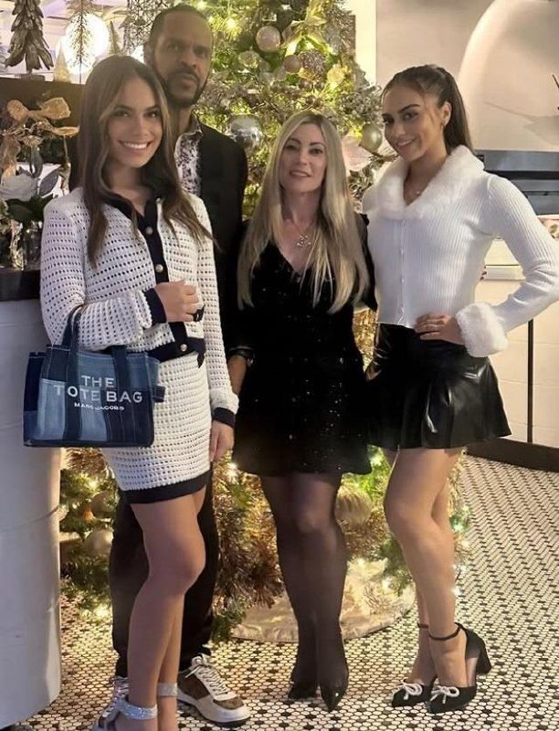 Пол Диллет с женой и дочками